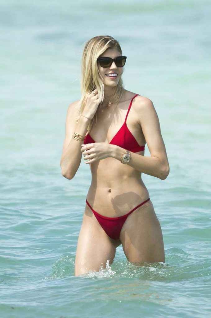 Devon Windsor dans un bikini rouge