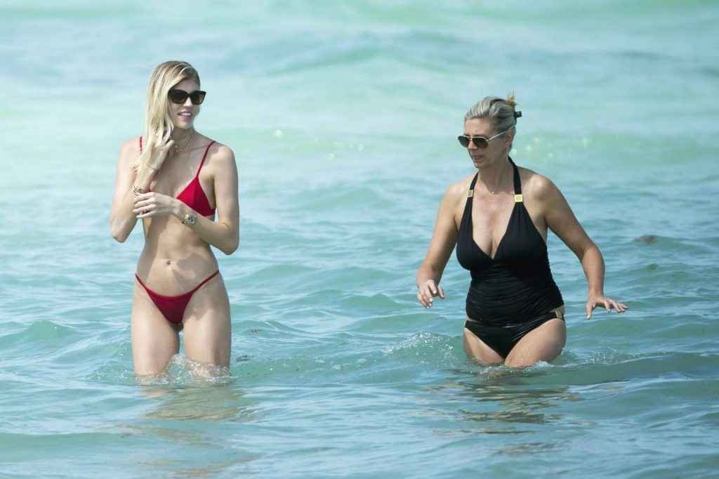 Devon Windsor dans un bikini rouge