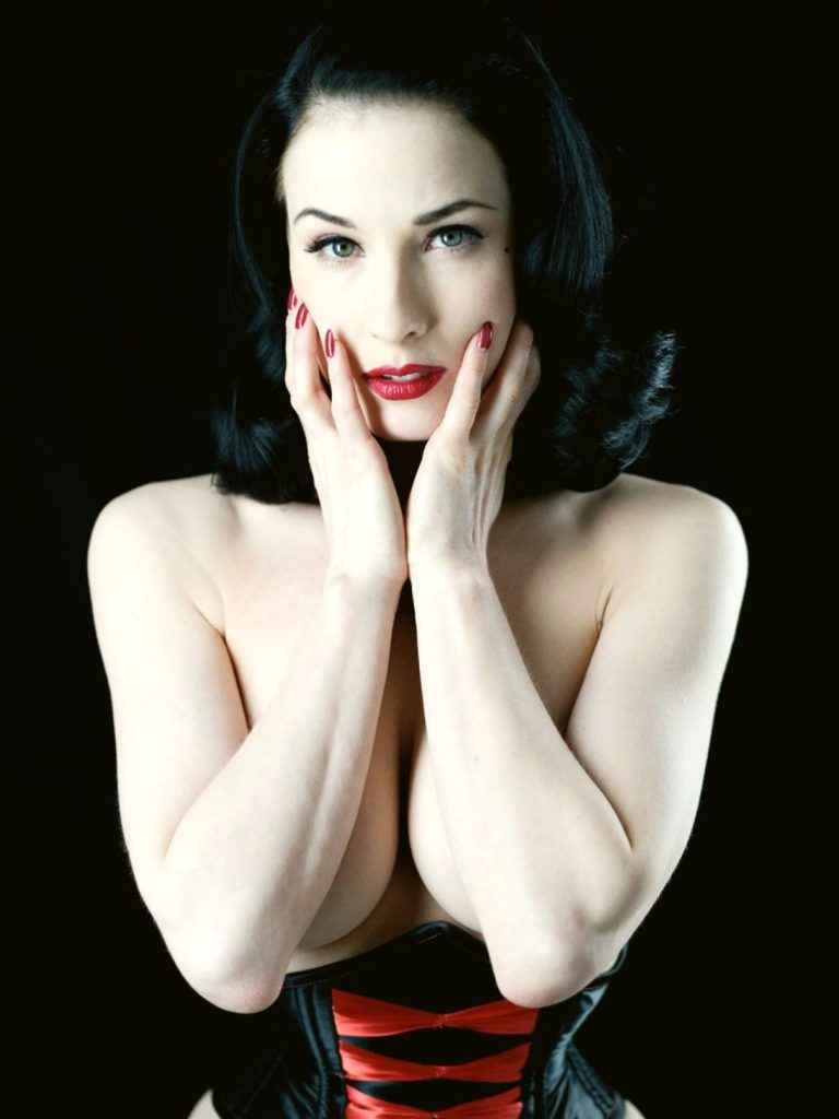 Dita Von Teese nue