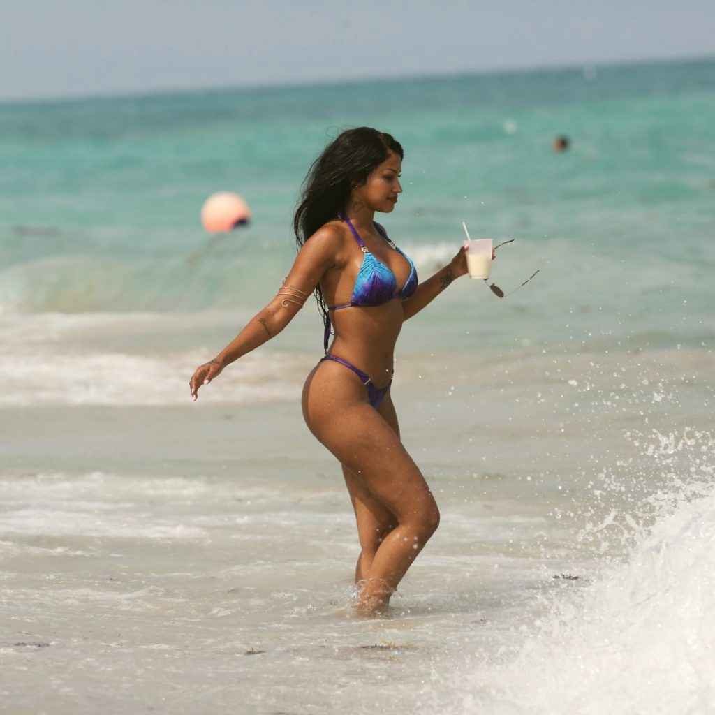 Fanny Neguesha en bikini à Miami Beach