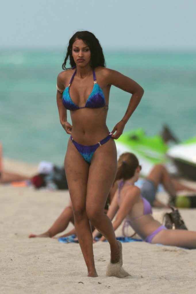 Fanny Neguesha en bikini à Miami Beach