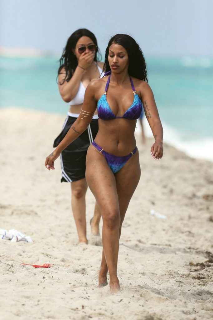 Fanny Neguesha en bikini à Miami Beach