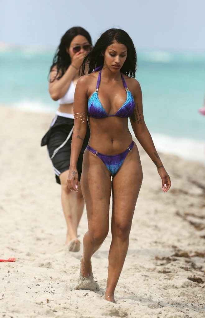 Fanny Neguesha en bikini à Miami Beach