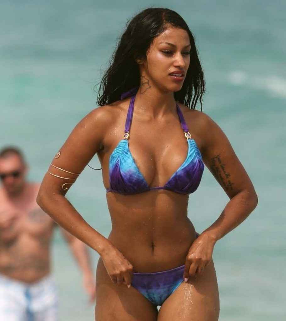 Fanny Neguesha en bikini à Miami Beach