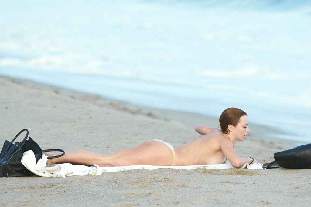 Francesca Eastwood, seins nus et bikini