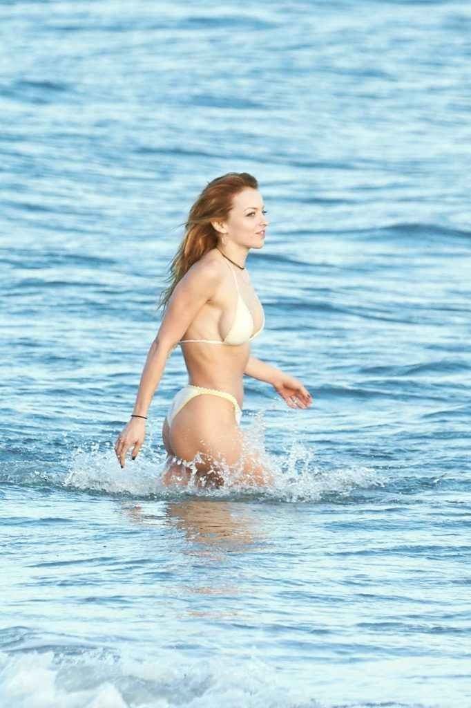 Francesca Eastwood, seins nus et bikini