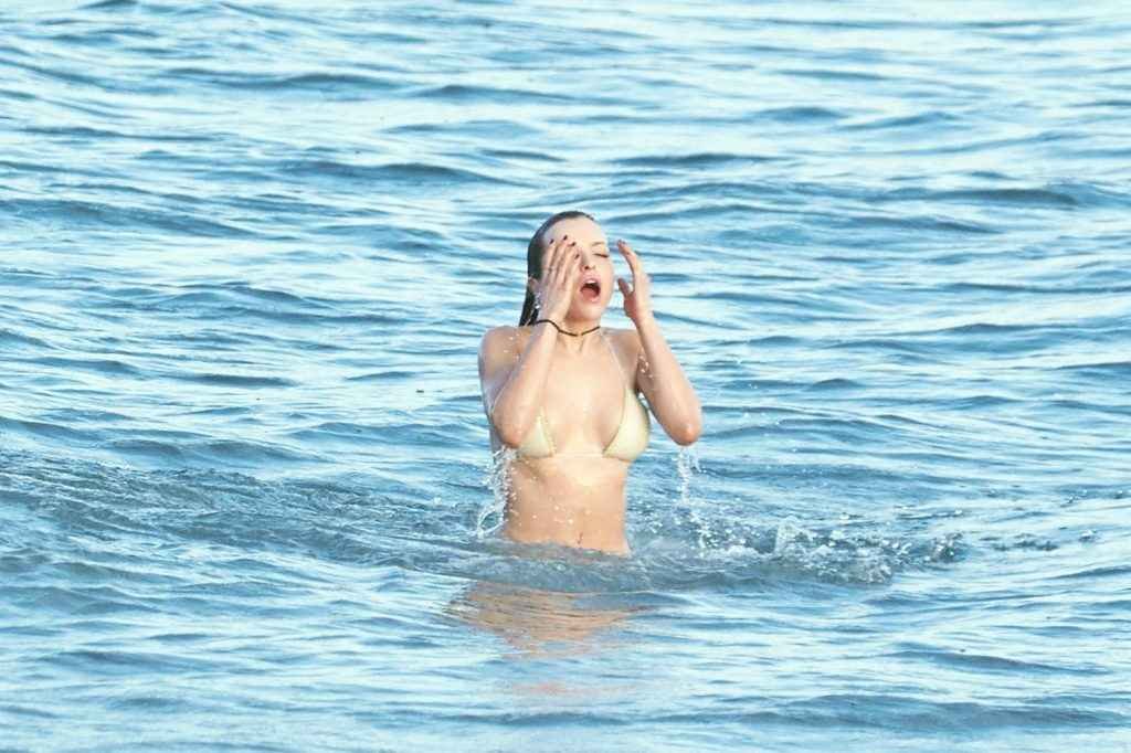 Francesca Eastwood, seins nus et bikini