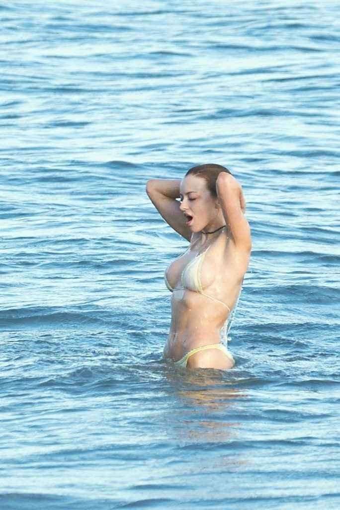 Francesca Eastwood, seins nus et bikini