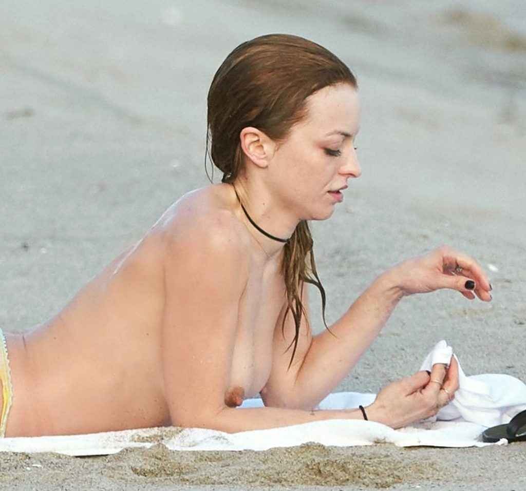 Francesca Eastwood, seins nus et bikini