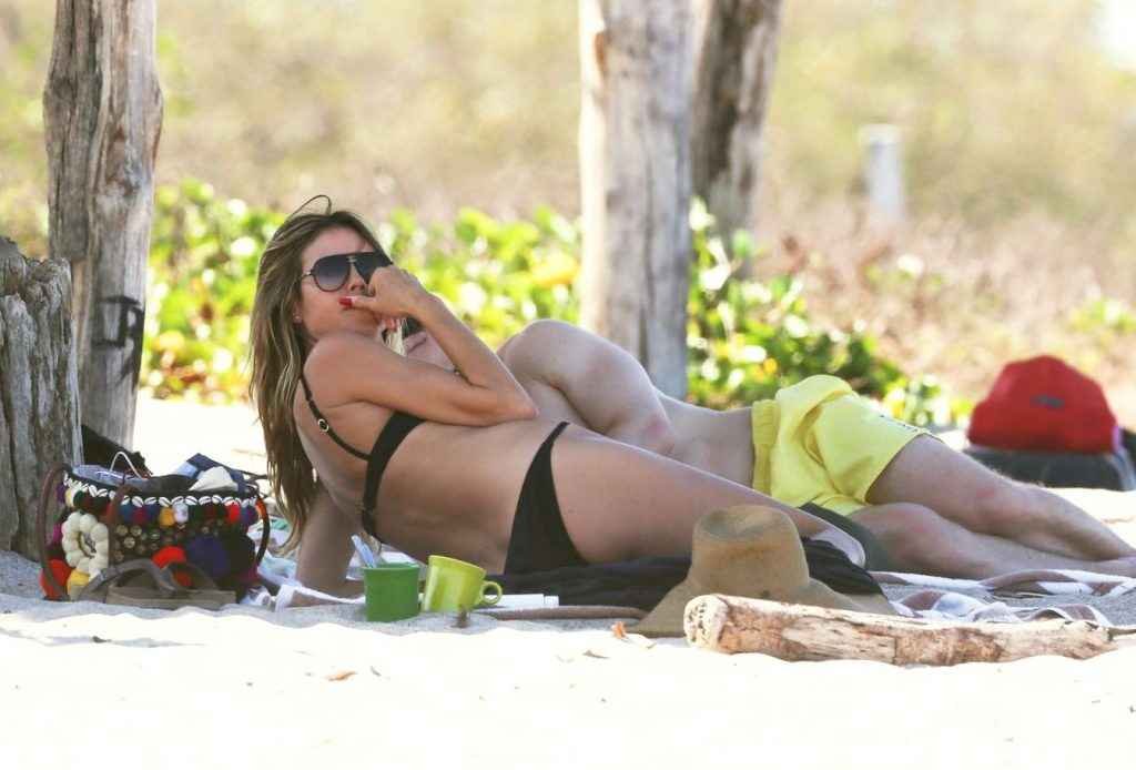 Heidi Klum en bikini au Costa Rica