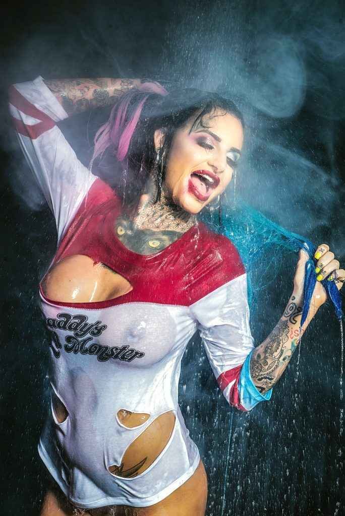 Jemma Lucy nue dans Front Mag