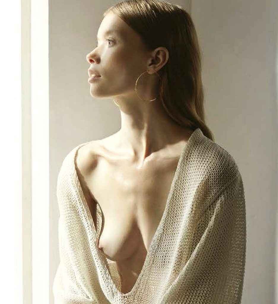 Julia Hafstrom seins nus dans Vogue