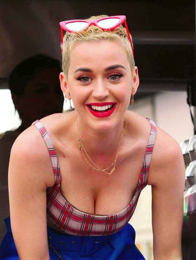 Katy Perry arbore un sérieux décolleté