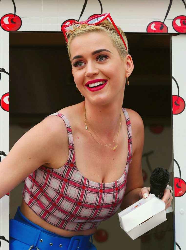 Katy Perry arbore un sérieux décolleté