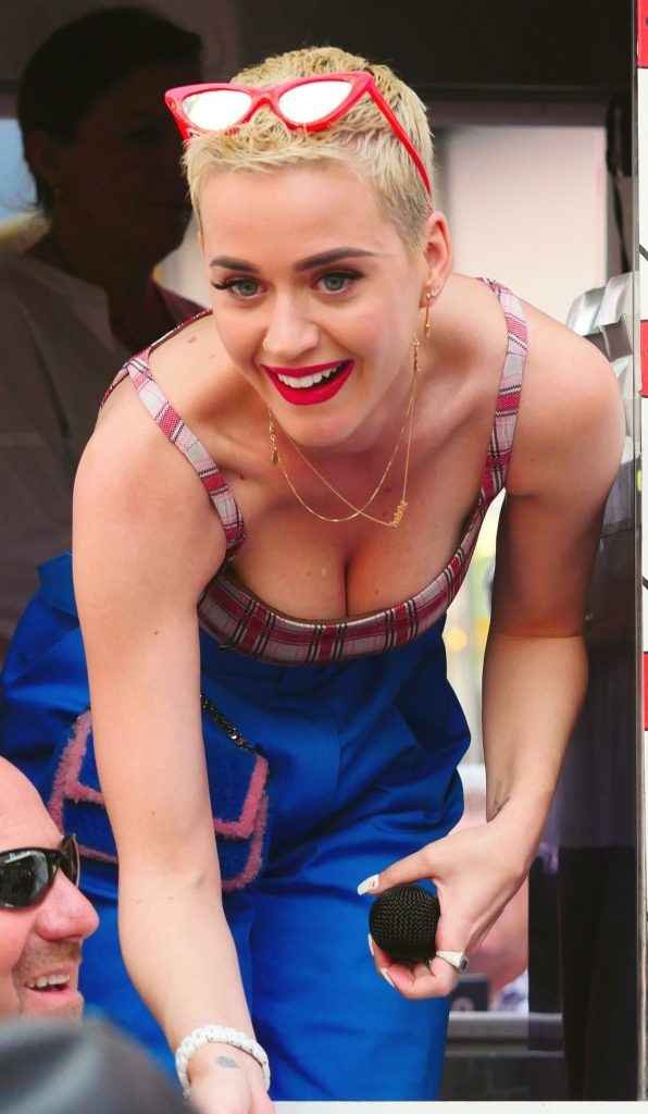 Katy Perry arbore un sérieux décolleté