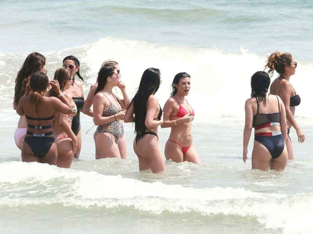 Kim et Kourtney Kardashian en bikini au Mexique