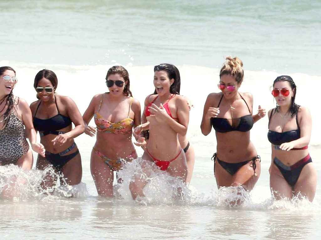 Kim et Kourtney Kardashian en bikini au Mexique