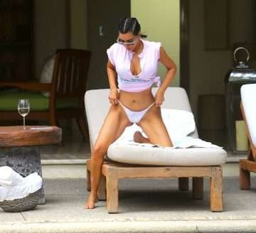 Kim Kardashian dans un bikini blanc