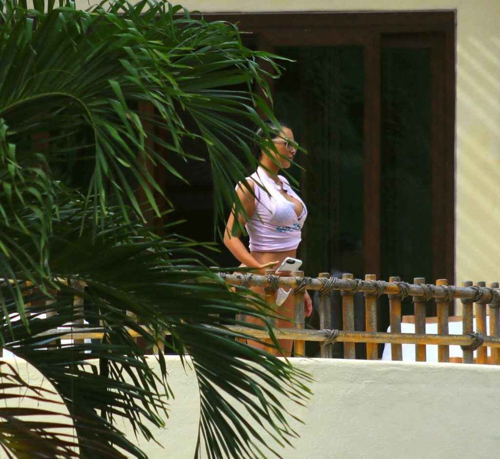Kim Kardashian dans un bikini blanc