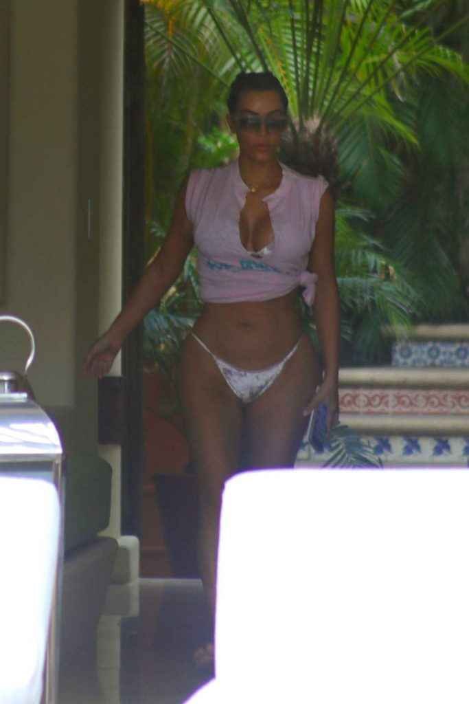 Kim Kardashian dans un bikini blanc