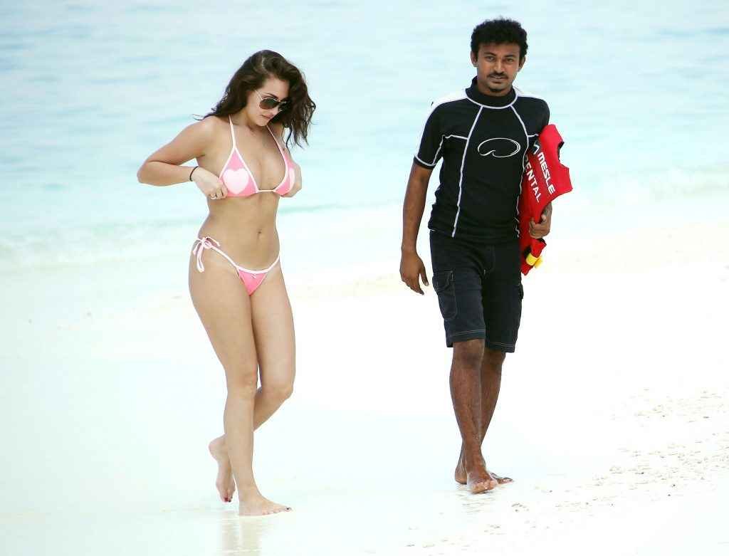 Lauryn Goodman en bikini aux Maldives