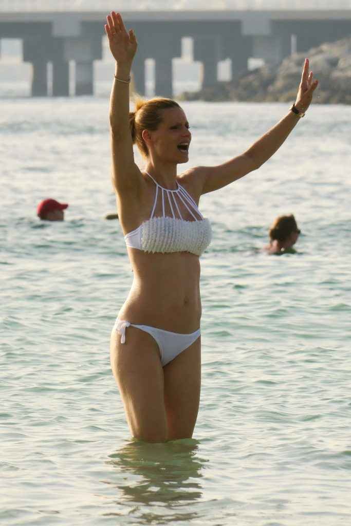 Michelle Hunziker en bikini à Dubaï