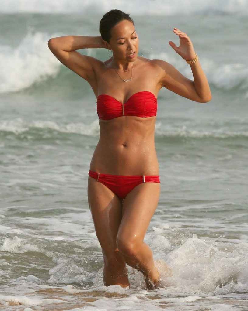 Myleene Klass dans un bikini rouge au Sri Lanka