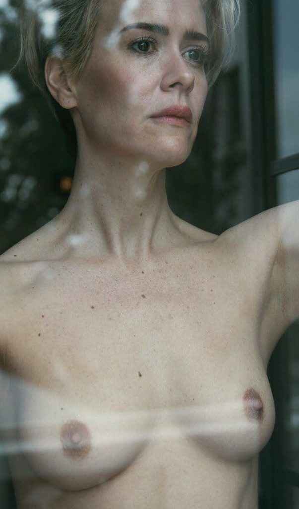 SArah Paulson seins nus dans W Mag