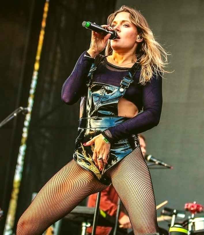 Tove Lo exhibe ses seins à Lollapalooza