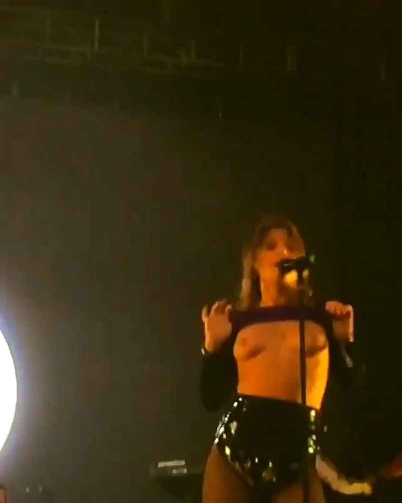 Tove Lo exhibe ses seins à Lollapalooza