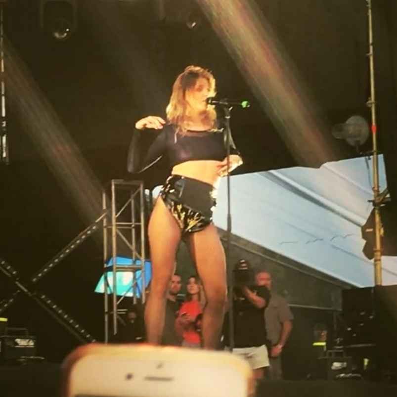 Tove Lo exhibe ses seins à Lollapalooza