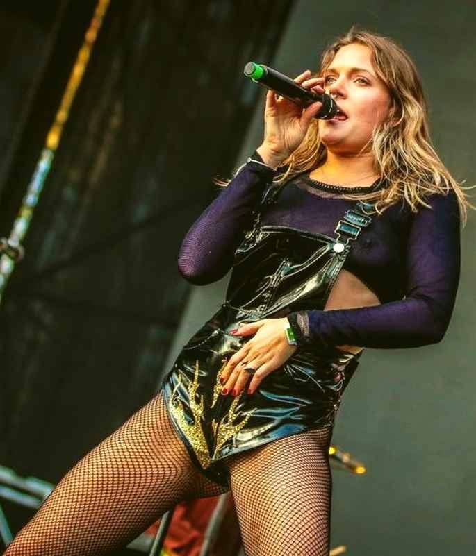 Tove Lo exhibe ses seins à Lollapalooza