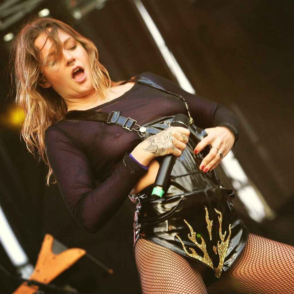 Tove Lo exhibe ses seins à Lollapalooza