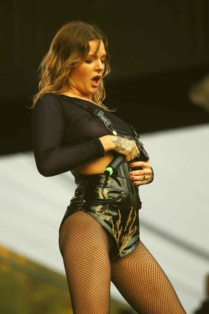 Tove Lo exhibe ses seins à Lollapalooza