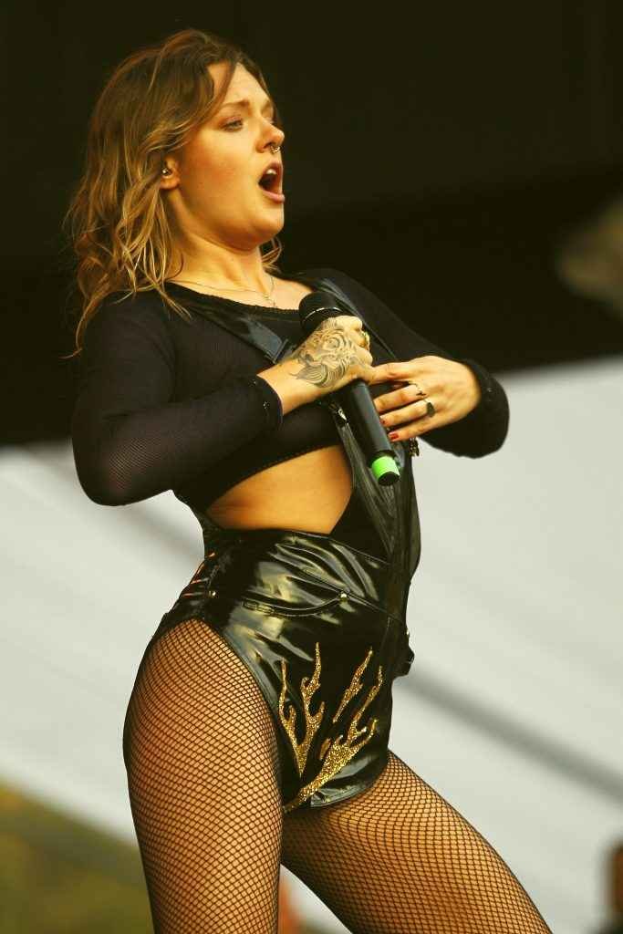 Tove Lo exhibe ses seins à Lollapalooza