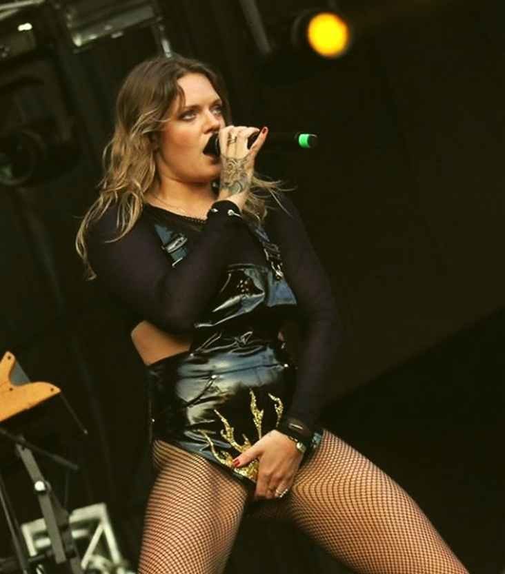 Tove Lo exhibe ses seins à Lollapalooza