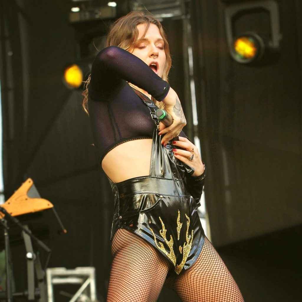 Tove Lo exhibe ses seins à Lollapalooza