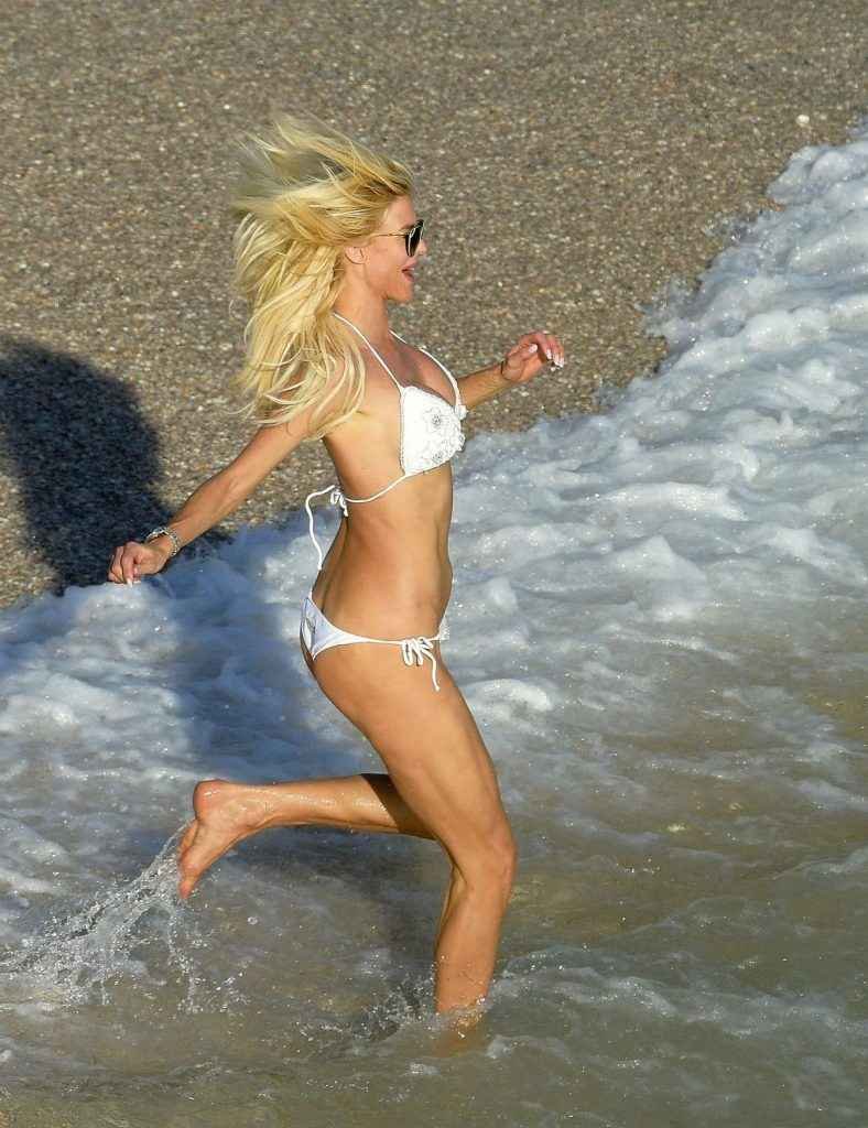 Victoria Silvstedt en bikini à Saint Barthélémy