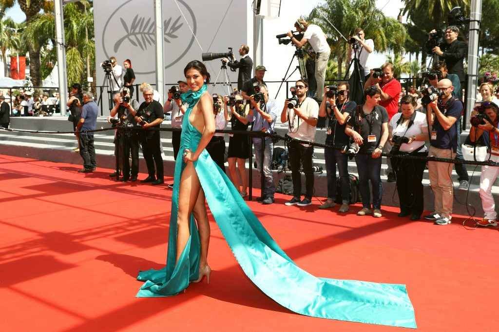Abigail Lopez exhibe un sein et ses fesses à Cannes
