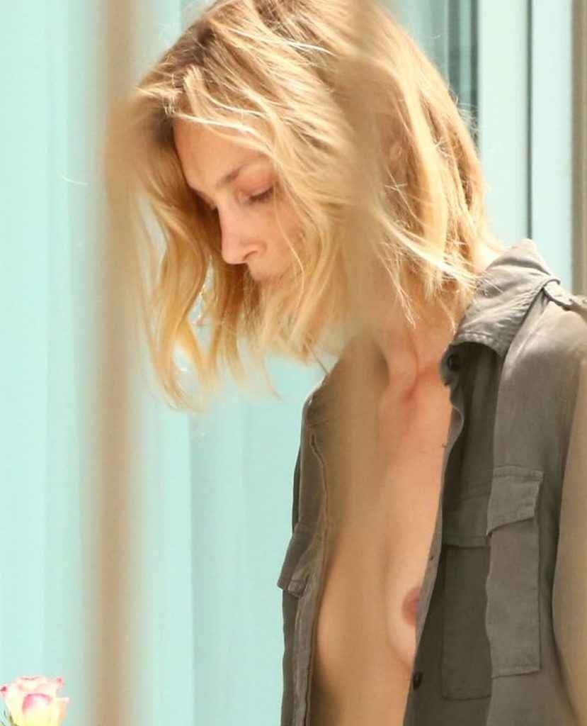 Anja Rubik seins nus à Cannes