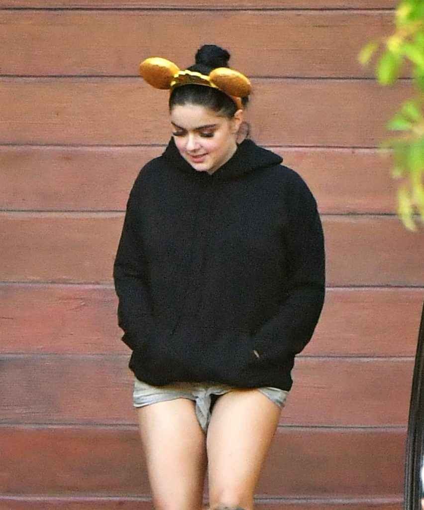 Ariel Winter ouvre le décolleté à Disneyland