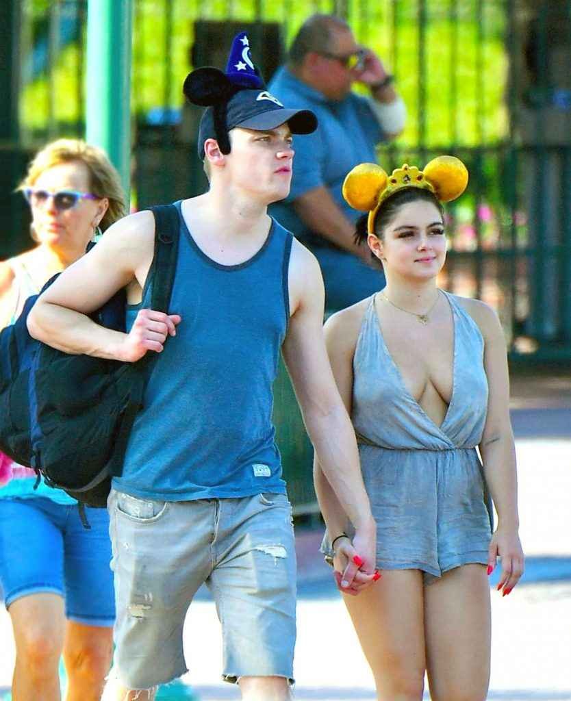 Ariel Winter ouvre le décolleté à Disneyland