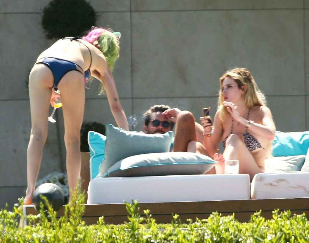 Bella et Dani Thorne en bikini à Cannes