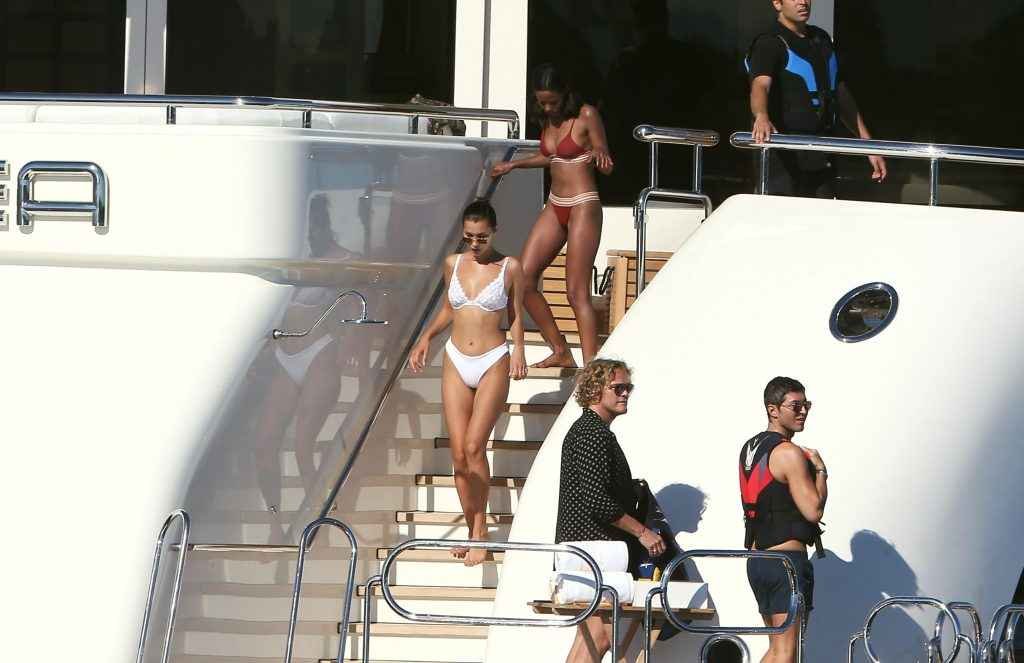 Bella Hadid en bikini à Cannes