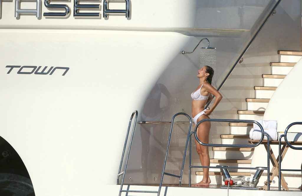 Bella Hadid en bikini à Cannes