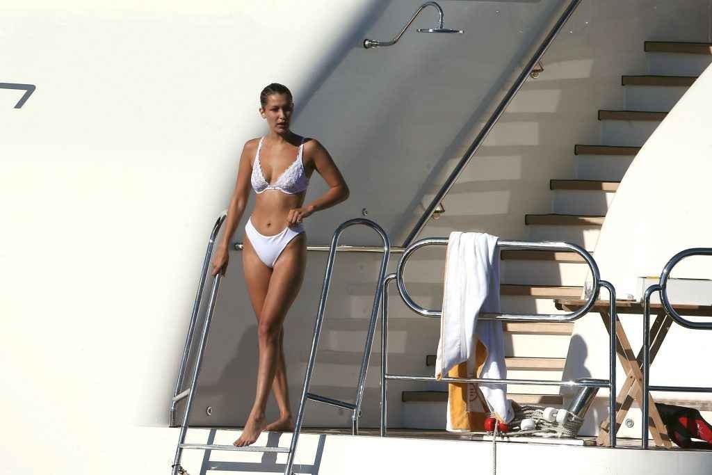 Bella Hadid en bikini à Cannes