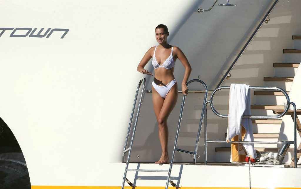 Bella Hadid en bikini à Cannes