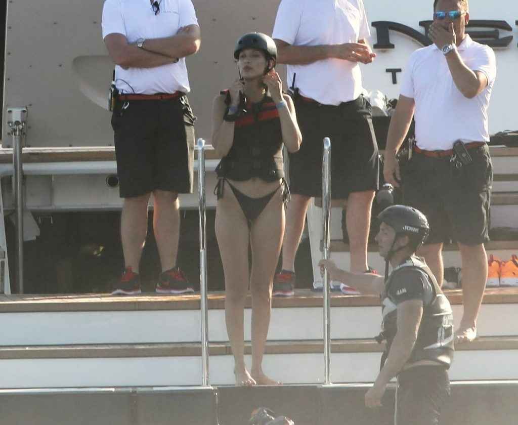 Bella Hadid en bikini à Monaco