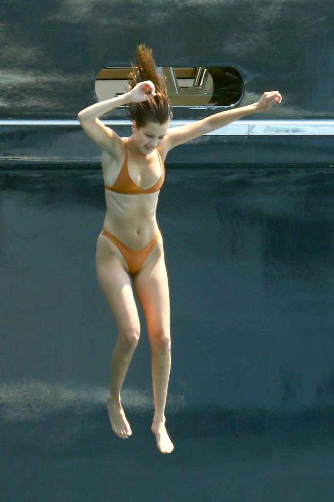 Bella Hadid en bikini à Monaco