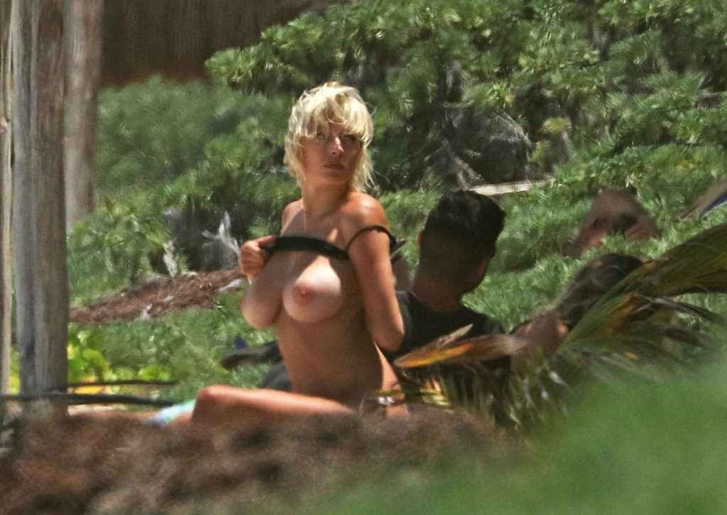 Caroline Vreeland seins nus à Tulum